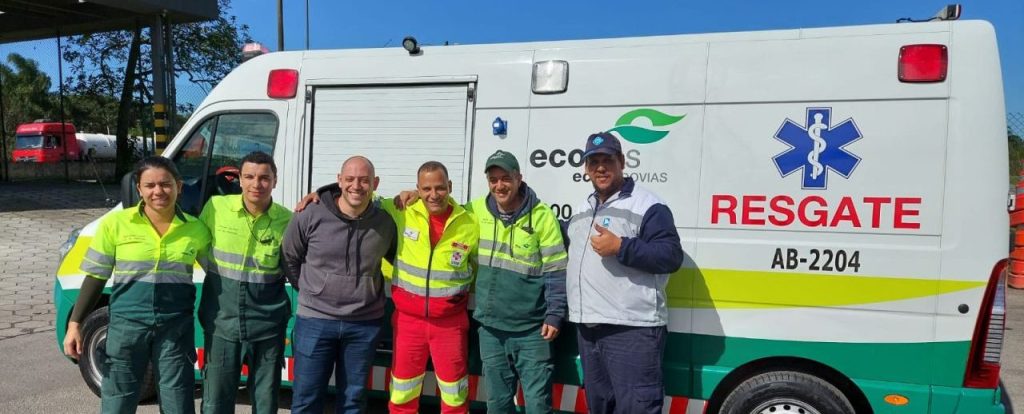 Equipe da Ecovias com o pai da criança que nasceu na rodovia