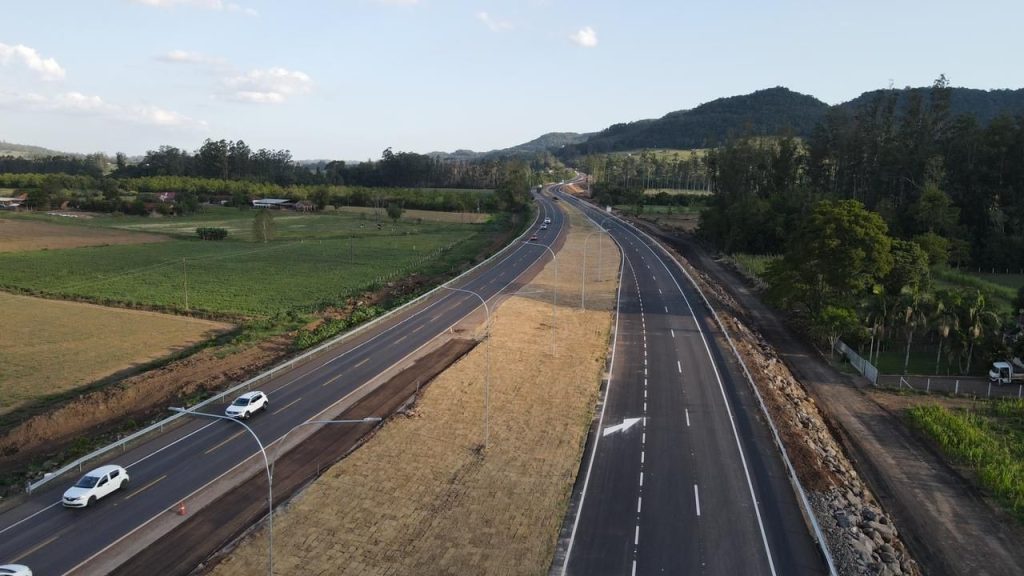 Foto da duplicação que completa 1 ano das obras na BR-386