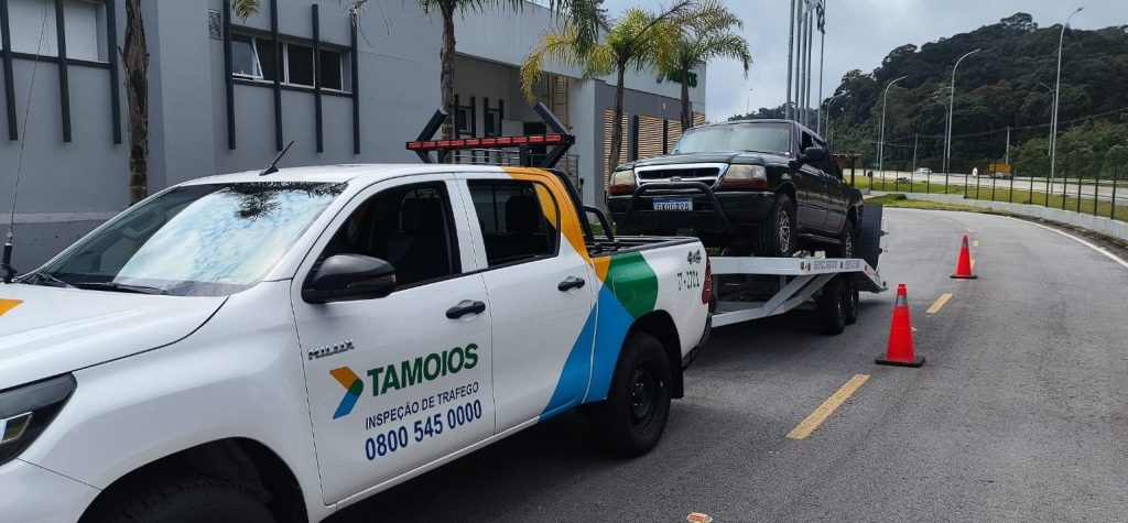 O Veículo de Inspeção Articulado (VIA) é composto por uma caminhonete e uma carreta acoplada que permite remover veículos leves com pane.