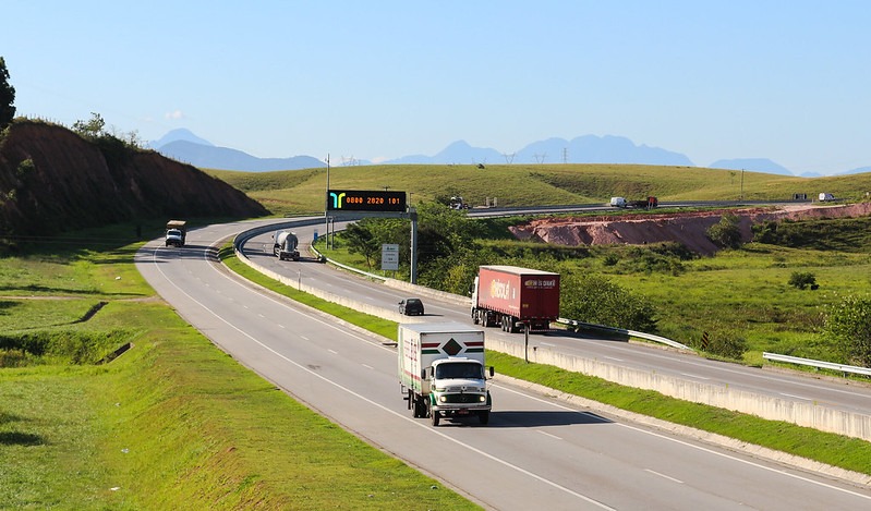 A cobrança da tarifa dos eixos suspensos de caminhões carregados inicia nesta segunda-feira.