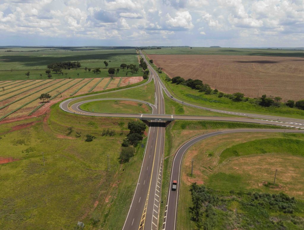 A concessionária duplicará 31 quilômetros da Rodovia Engenheiro Thales de Lorena Peixoto Júnior, com investimento de R$ 176 milhões.