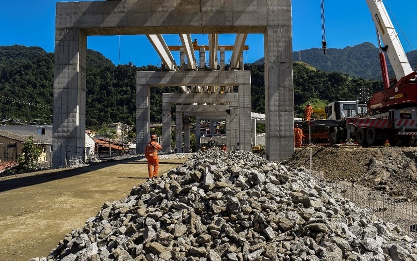 Diversas frentes de trabalho estão em andamento, a obra está em fase final, com 96,9% de avanço, irá melhorar a mobilidade do Litoral Norte.