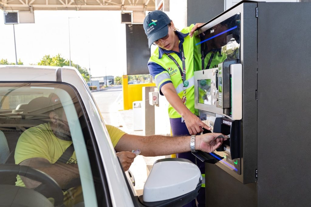 Além do autoatendimento os usuários destas rodovias também podem utilizar pistas automáticas mediante a instalação de TAGs.